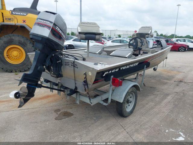  Salvage Tracker 16.5 Bass Tracker