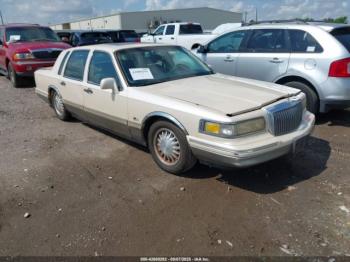  Salvage Lincoln Towncar