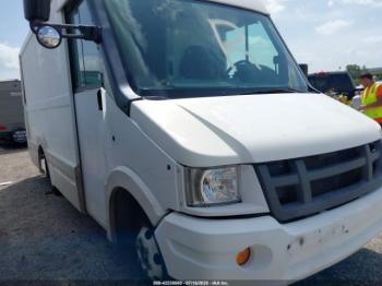  Salvage Isuzu Commercial Van