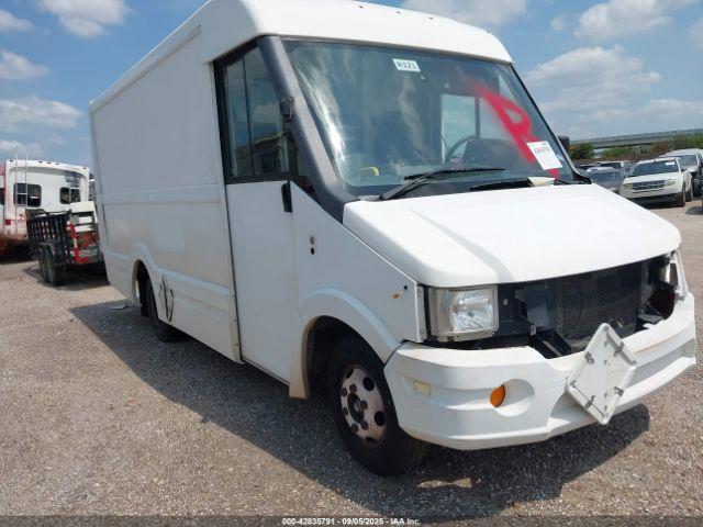  Salvage Isuzu Commercial Van