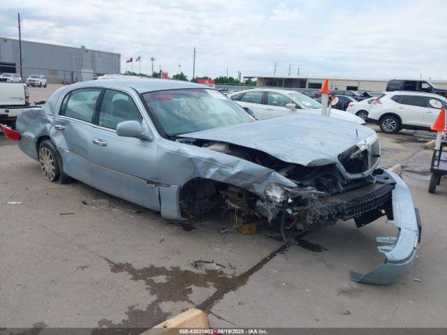  Salvage Lincoln Towncar