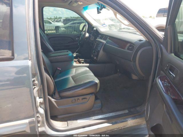 GMC Yukon Denali Image 6