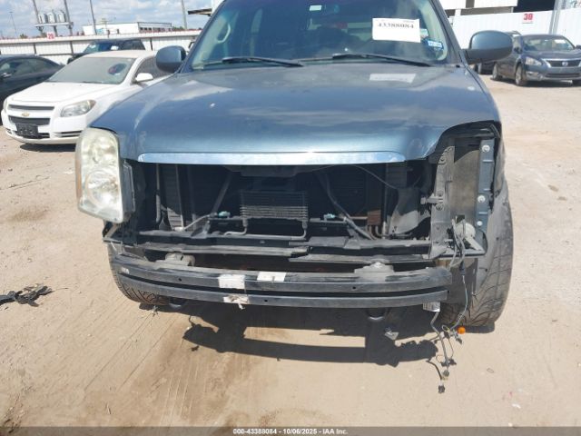 GMC Yukon Denali Image 4