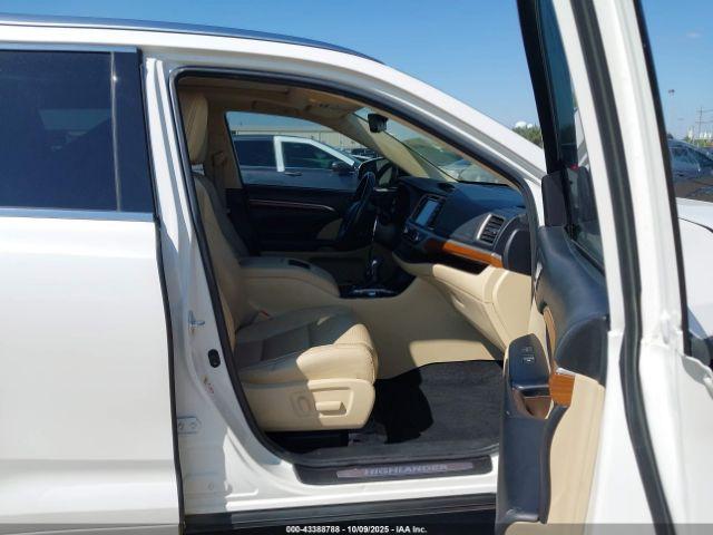 Toyota Highlander Limited Platinum Image 3