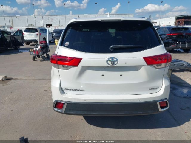 Toyota Highlander Limited Platinum Image 14