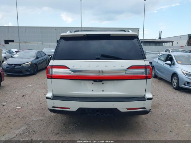 Lincoln Navigator Reserve L Image 3
