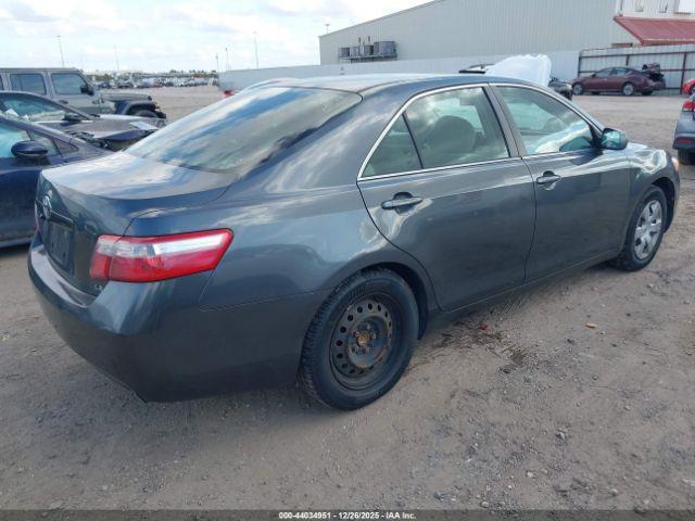 Toyota Camry Le Image 2