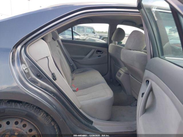 Toyota Camry Le Image 7