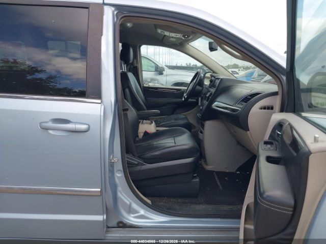 Chrysler Town & Country Touring Image 9