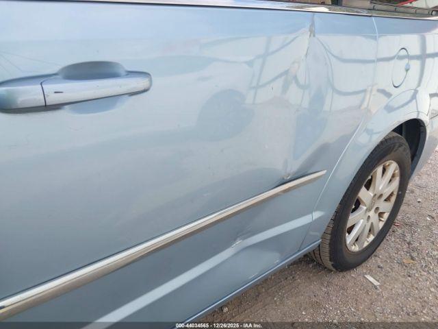 Chrysler Town & Country Touring Image 10