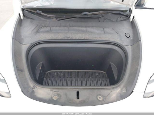 Tesla Model Y Image 17