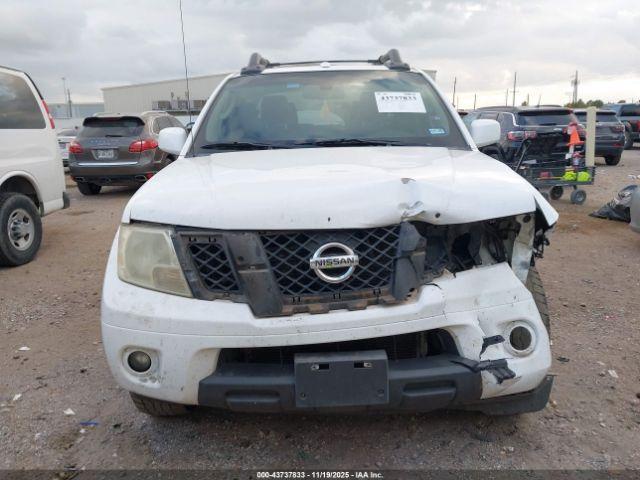 Nissan Frontier Pro-4x Image 2