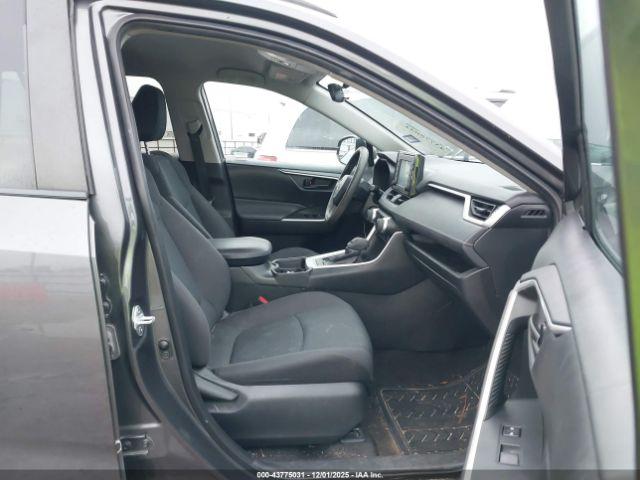 Toyota RAV4 Le Image 4