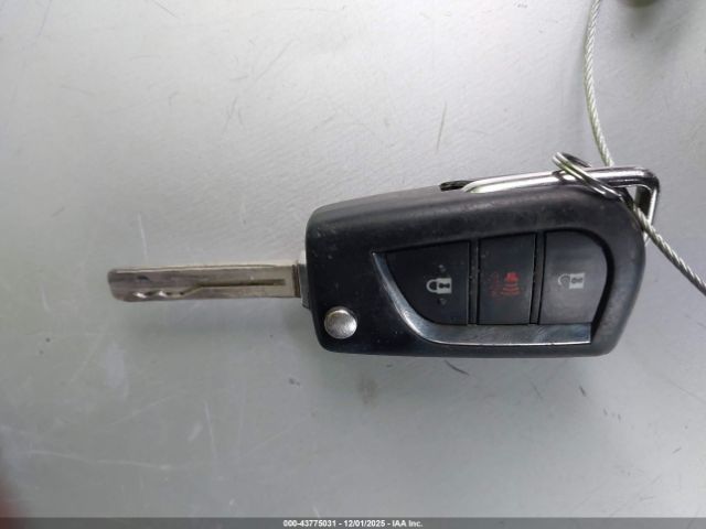 Toyota RAV4 Le Image 8