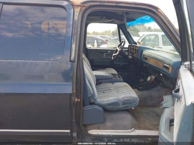 GMC Suburban R15 Conventional Image 2