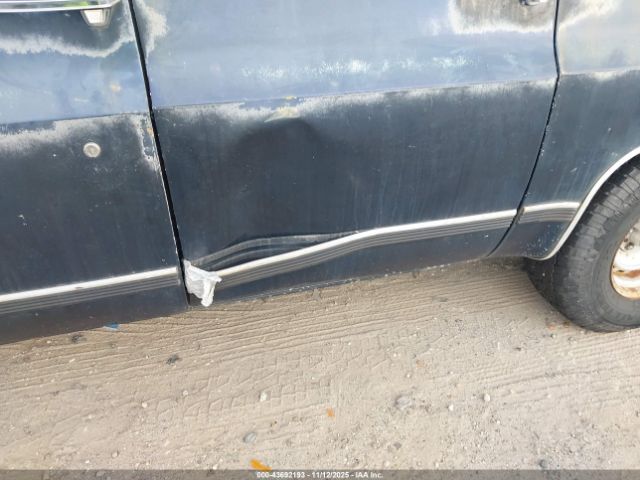 GMC Suburban R15 Conventional Image 9