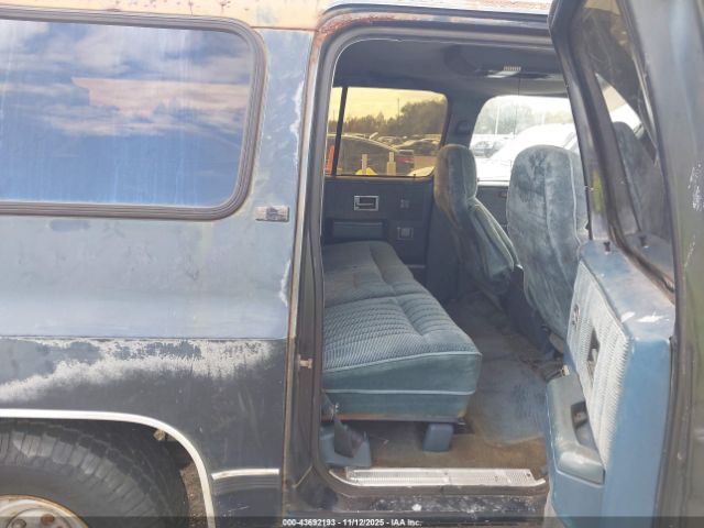 GMC Suburban R15 Conventional Image 6