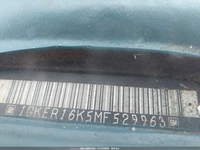 GMC Suburban R15 Conventional Image 7