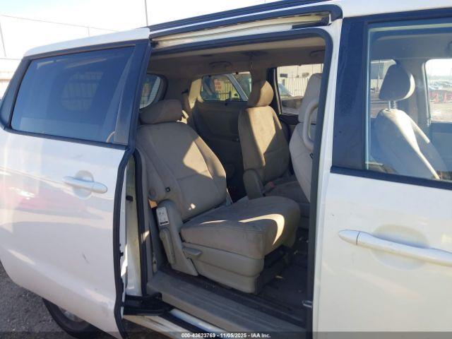 Kia Sedona Lx Image 4