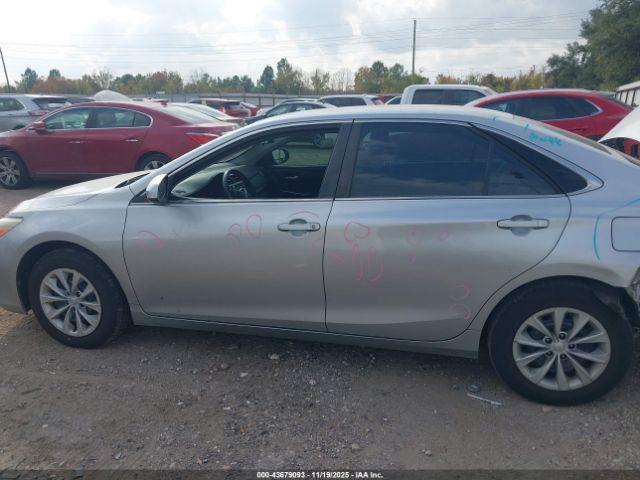 Toyota Camry Le Image 9