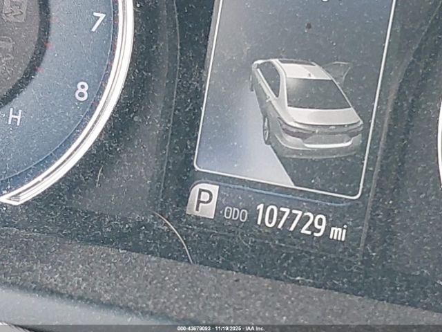 Toyota Camry Le Image 8