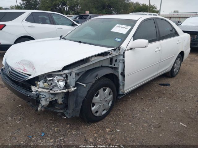 Toyota Camry Le Image 16