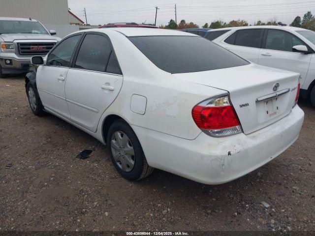 Toyota Camry Le Image 3