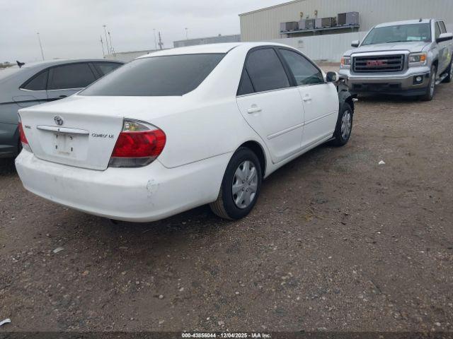 Toyota Camry Le Image 10