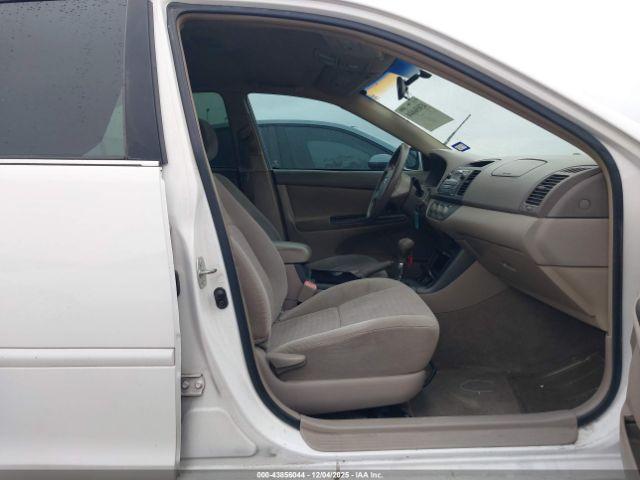 Toyota Camry Le Image 2