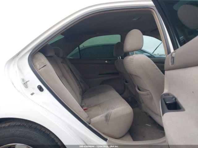 Toyota Camry Le Image 14