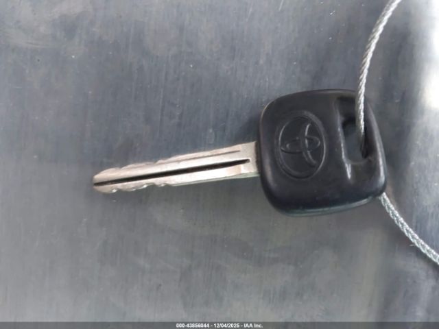 Toyota Camry Le Image 6