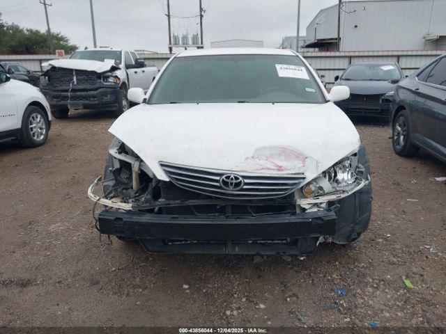 Toyota Camry Le Image 4