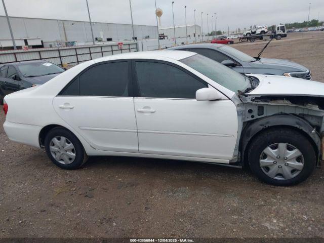 Toyota Camry Le Image 7