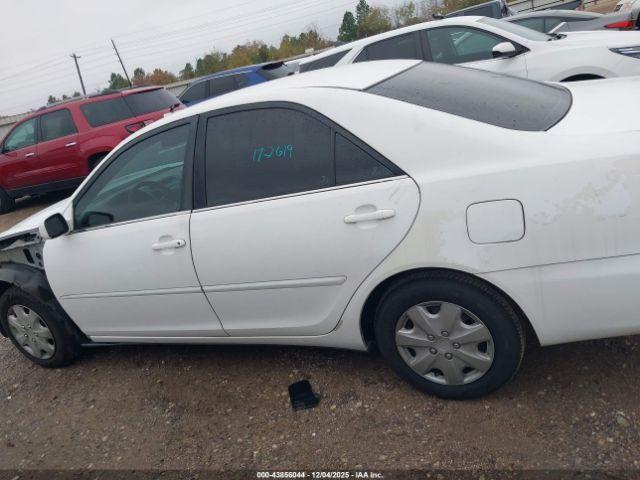 Toyota Camry Le Image 12