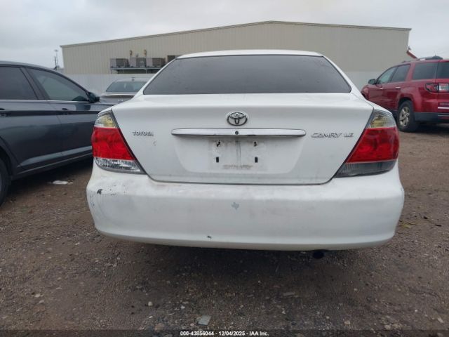 Toyota Camry Le Image 17