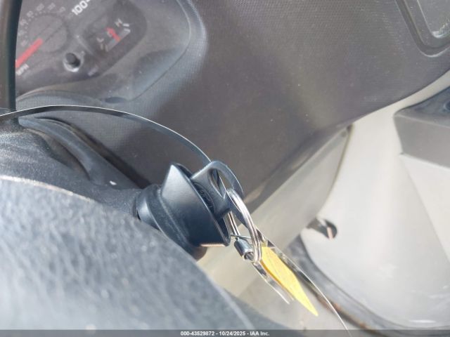 Ford E-250 Commercial Image 8