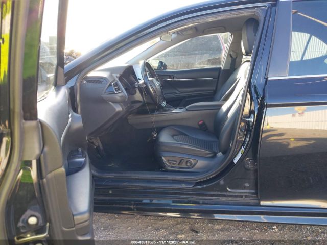 Toyota Camry Se Image 10