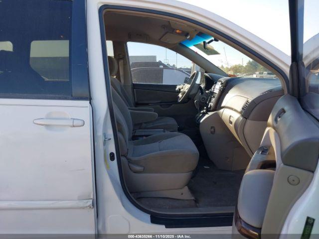 Toyota Sienna Le Image 3