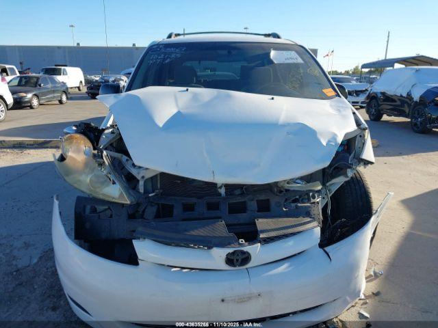 Toyota Sienna Le Image 15