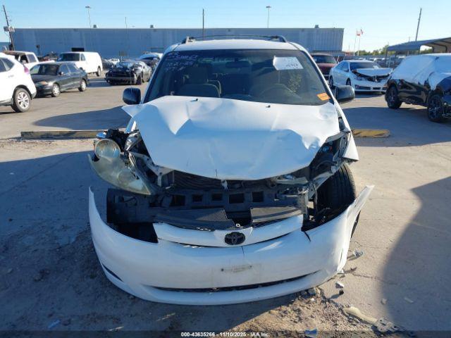 Toyota Sienna Le Image 9