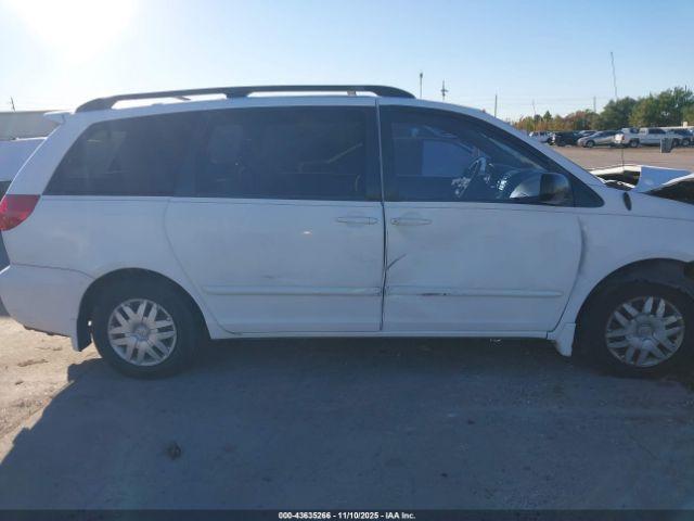 Toyota Sienna Le Image 11