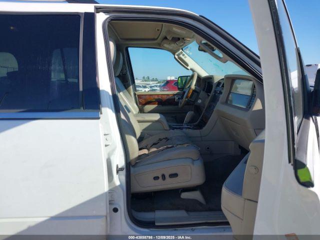 Lincoln Navigator Image 8