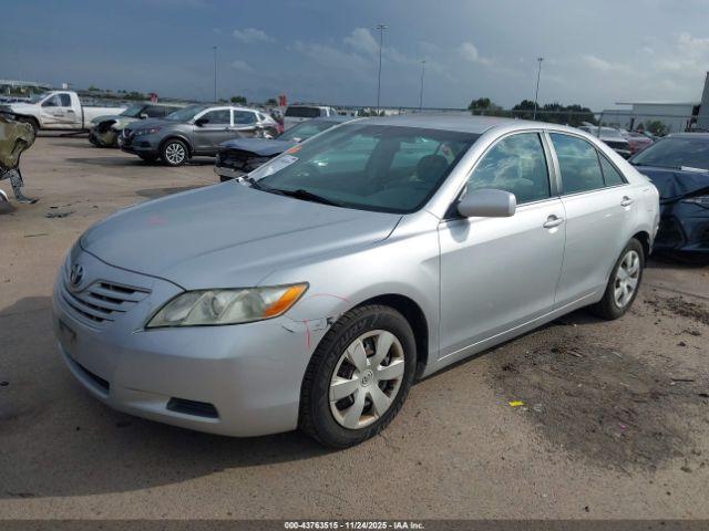 Toyota Camry Le Image 4