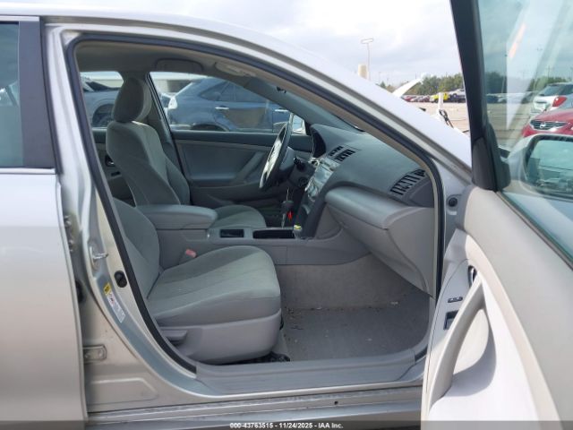 Toyota Camry Le Image 12