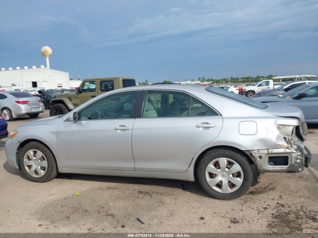 Toyota Camry Le Image 3