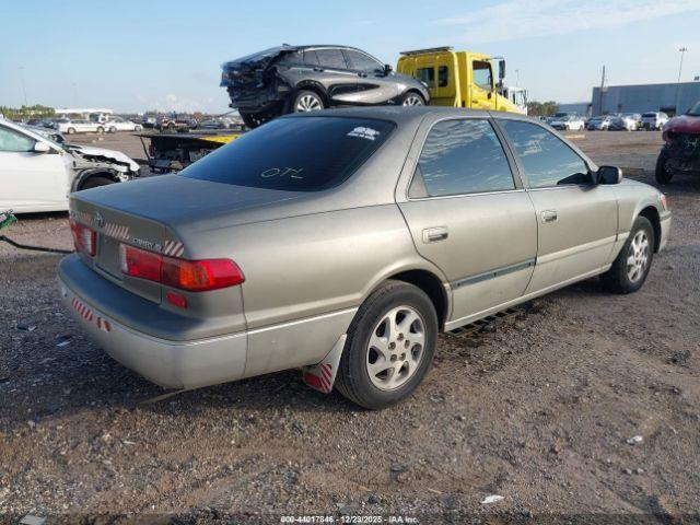 Toyota Camry Le Image 2