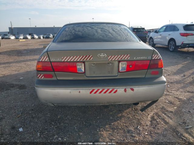 Toyota Camry Le Image 7