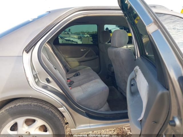 Toyota Camry Le Image 10