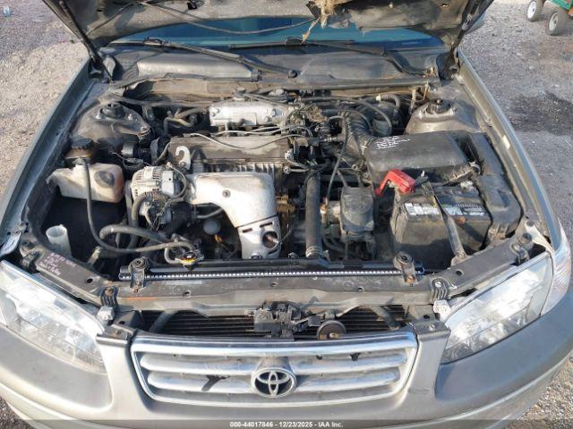 Toyota Camry Le Image 14