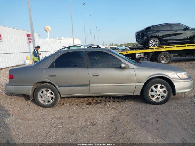 Toyota Camry Le Image 13